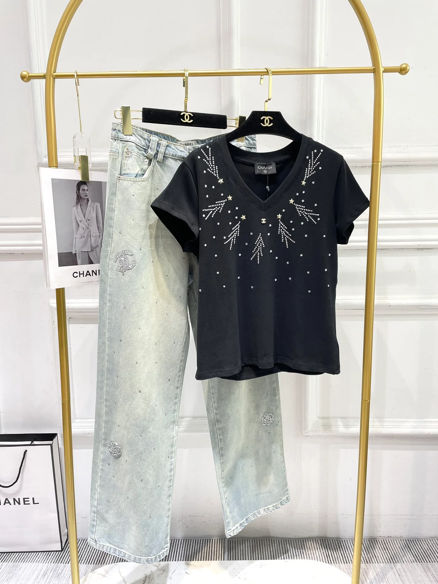 Футболка в стиле Chanel - 2403 - с V-образным вырезом и короткими рукавами, украшенная стразами - Черная