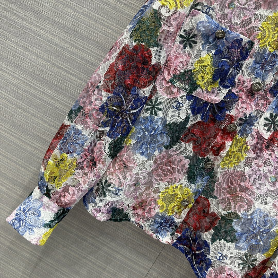 Рубашка Chanel 2404 с кружевным принтом, выполненная маслом.