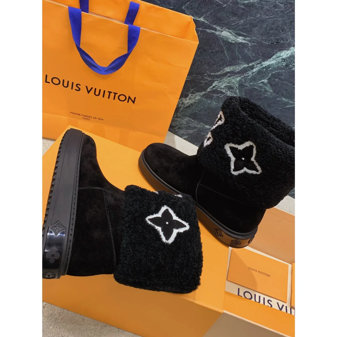 Новинка осенне-зимней коллекции LV 2022 — Снежные сапоги из натуральной овчины — Черные