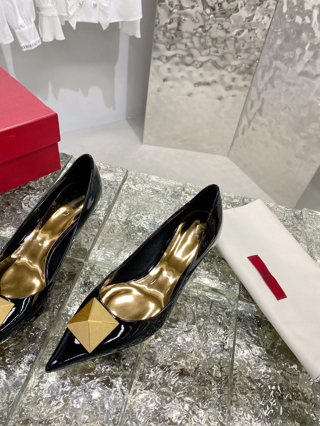 Valentino - Новинка начала осени 2022 года - Туфли на среднем каблуке с заклепками