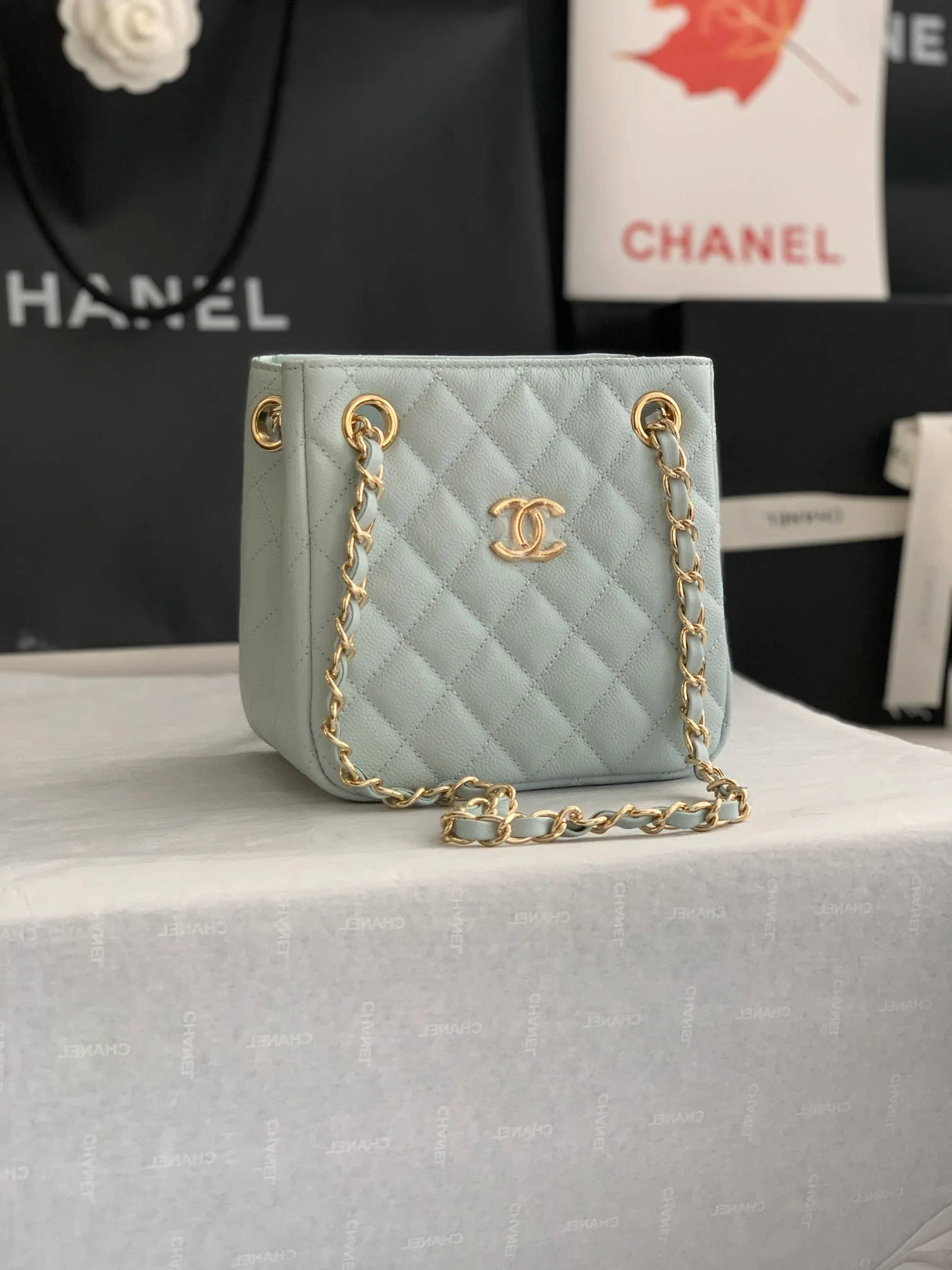 Новая сумка-тоут Chanel весна/лето 2022 — серая.