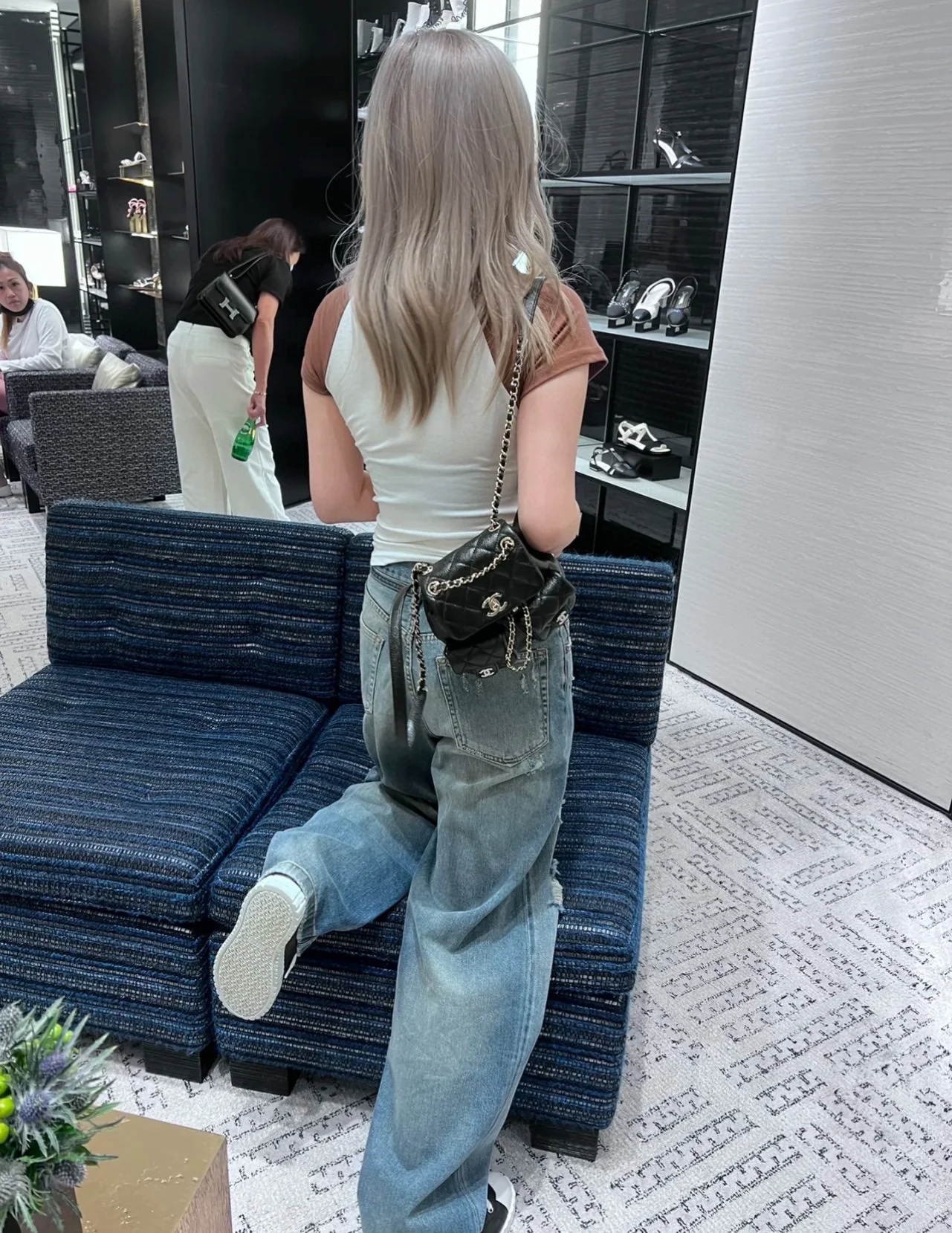 Кожаная мини-куртка Chanel 23p Duma с открытыми плечами, черная.