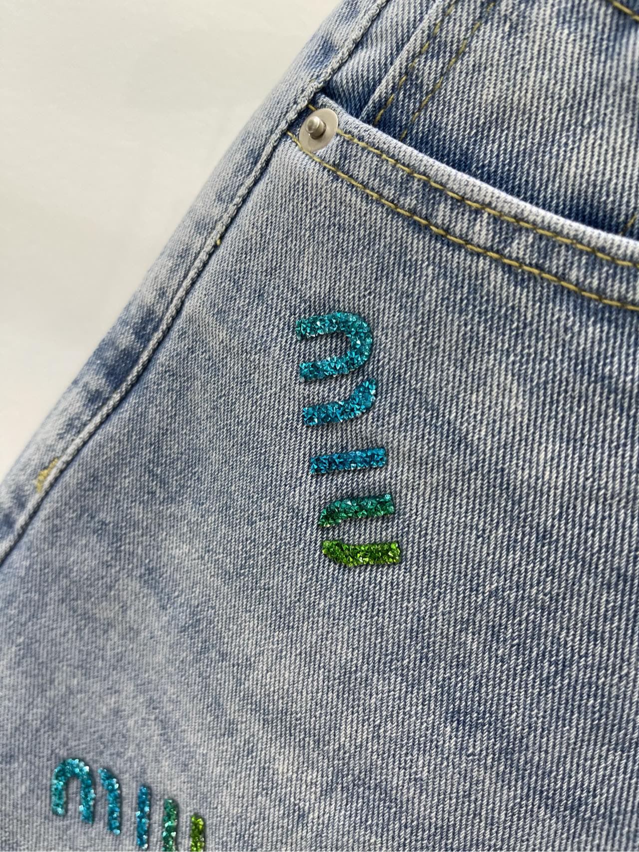 Miu Miu-2404 - Светло-голубые джинсовые шорты с золотой надписью