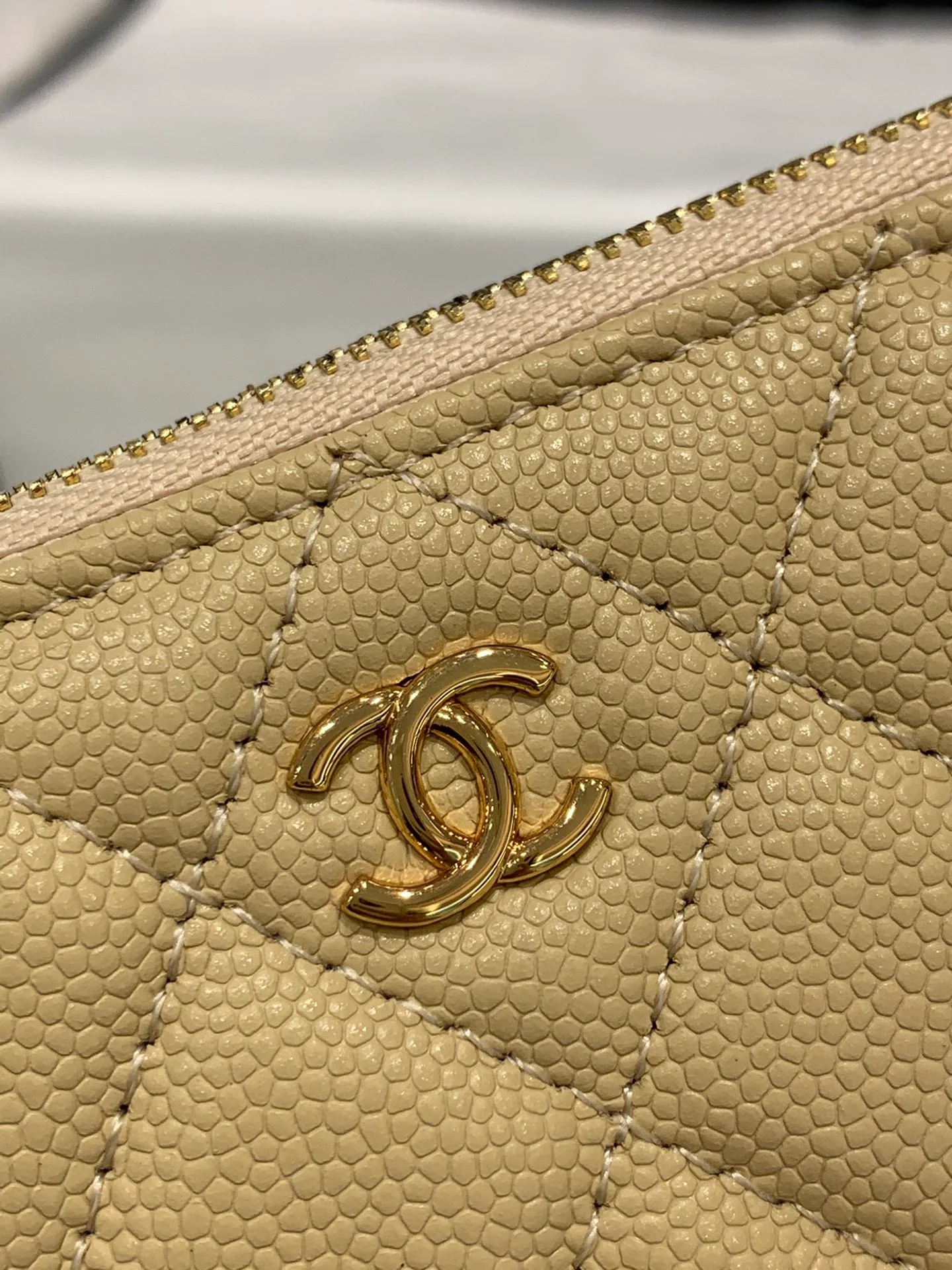 Chanel 19 серии - Классический кожаный кошелек на молнии - Желтый с золотой фурнитурой