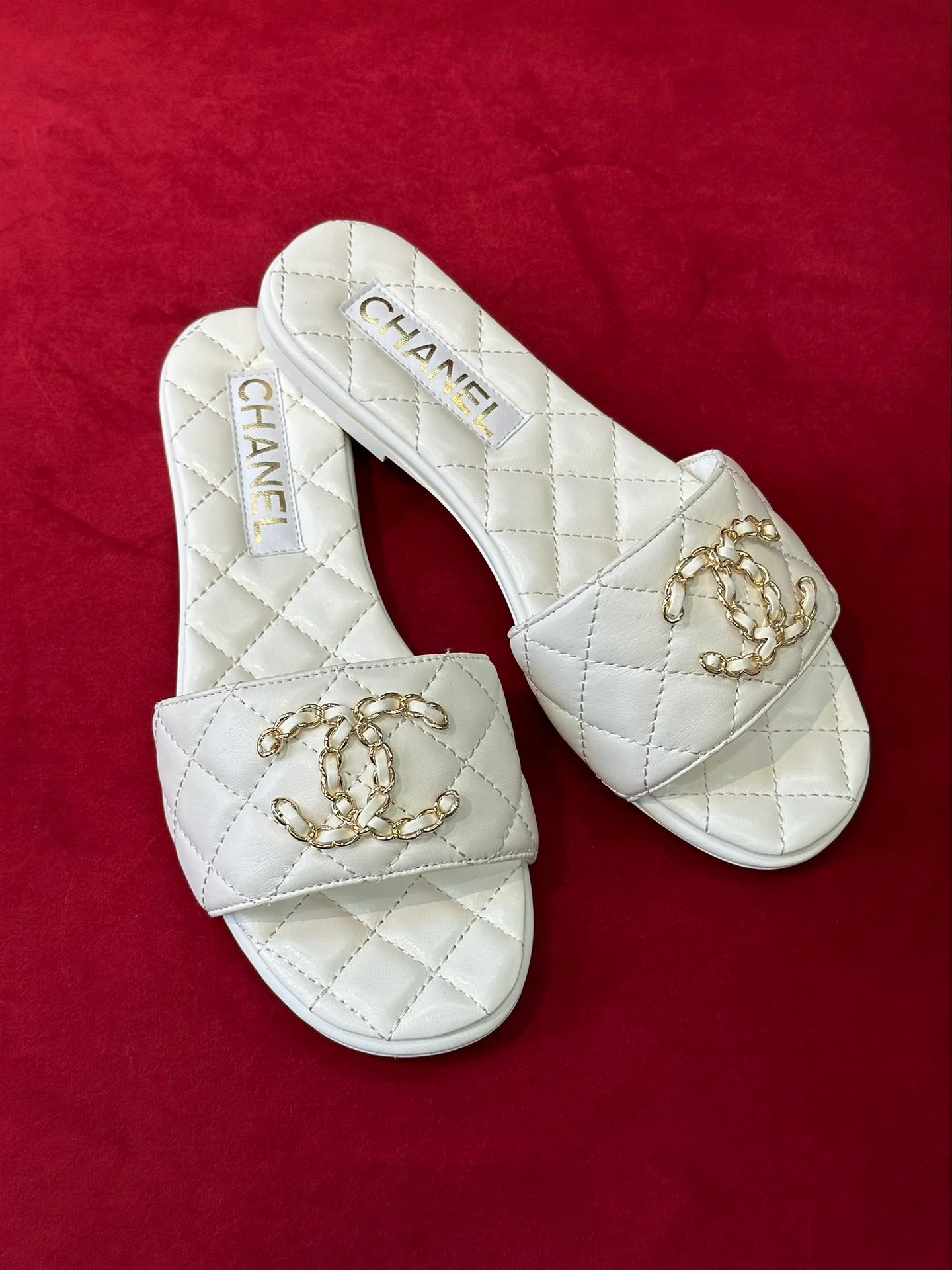 Новинка 2023 года от Chanel - Стеганые тапочки из овечьей кожи - Белые - 1 шт.