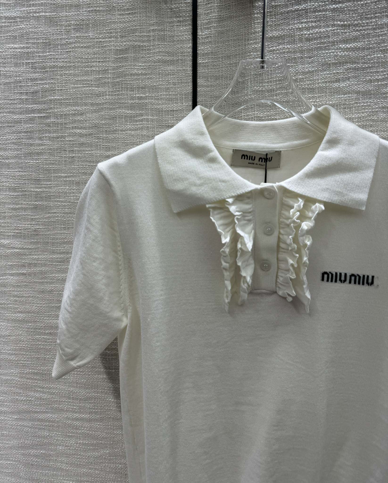 Miu Miu-2404 - Трикотажная футболка с коротким рукавом и воротником-поло с оборками, белая