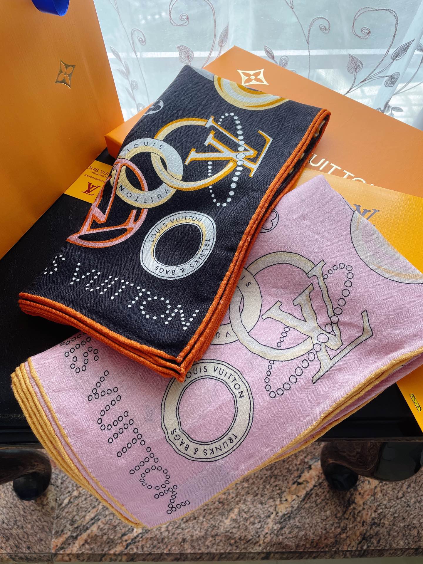 Кашемировый платок LV Vivienne and Beyond, 140 см, розовый.