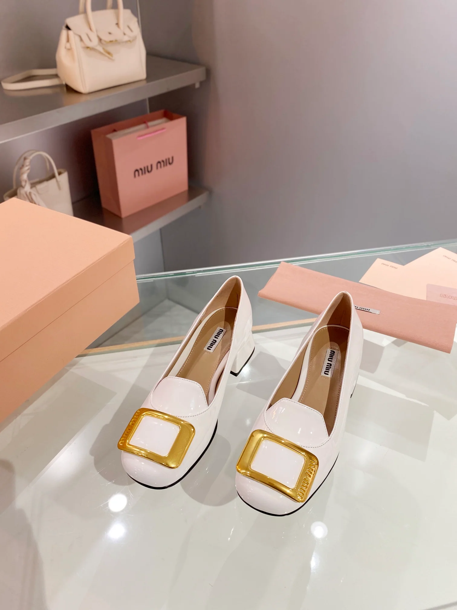 Новинка весны 2023 года от Miu Miu - Туфли на массивном каблуке с закрытым носком - Белые