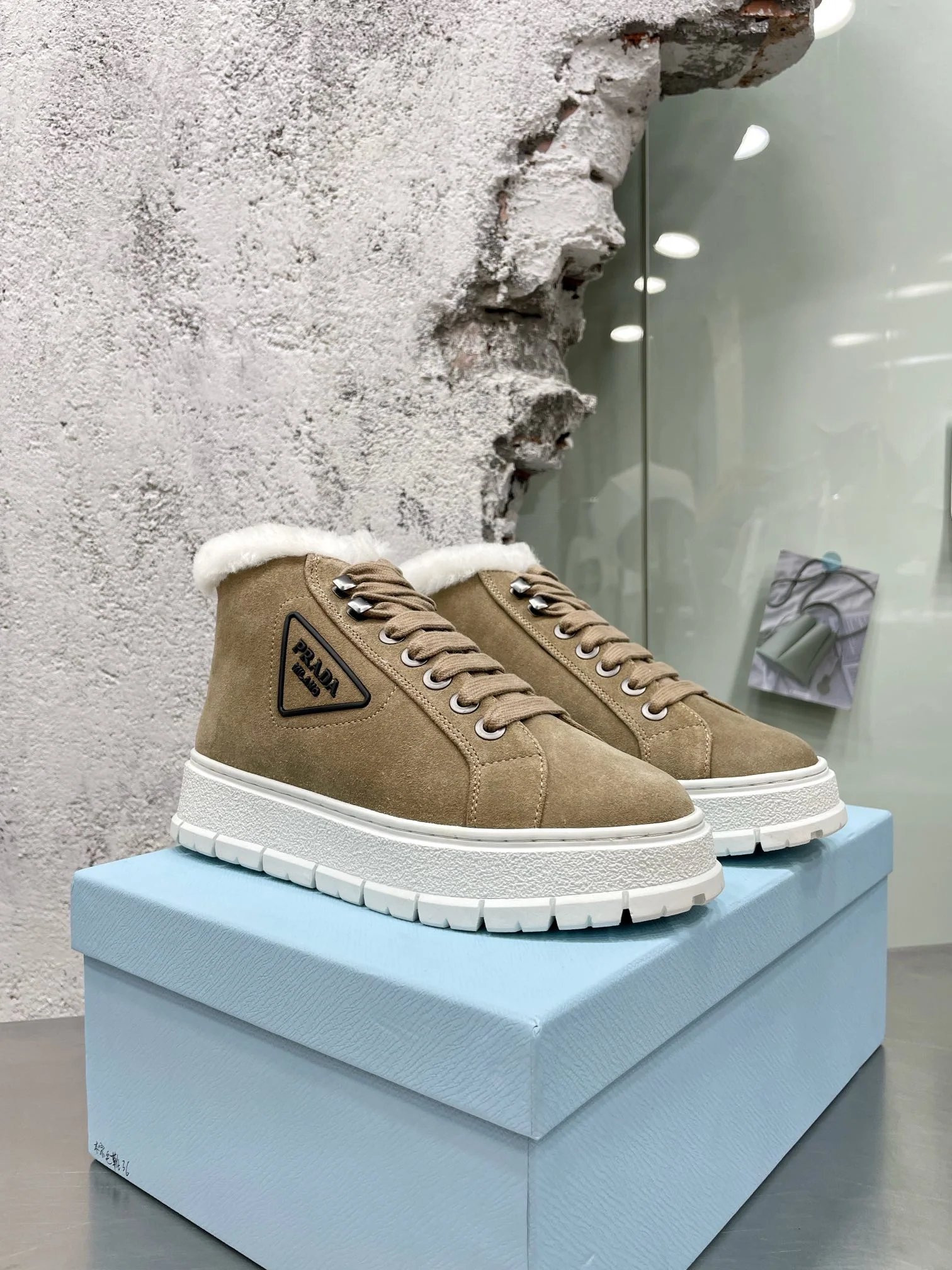 Новинка сезона осень/зима 2022 от Prada - Снежные сапоги - Стиль знаменитостей