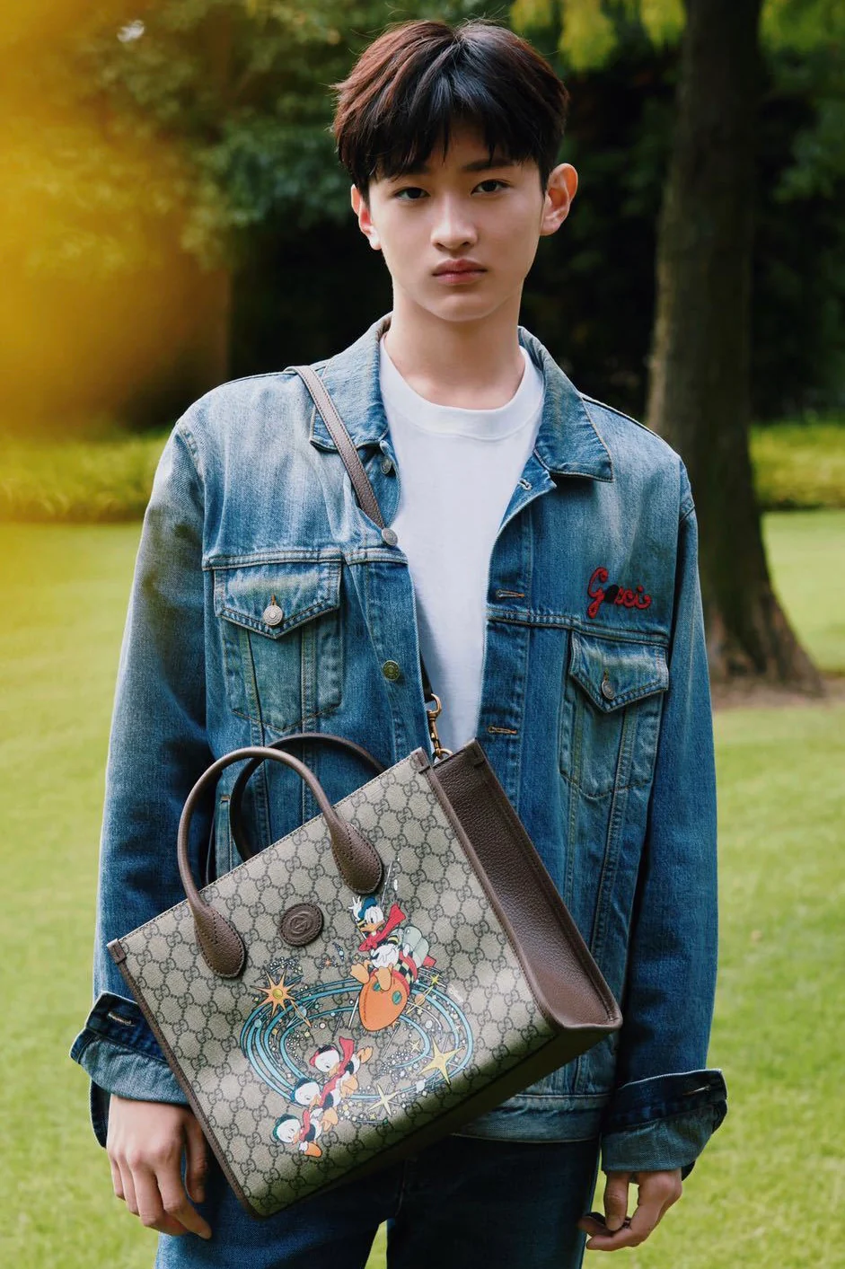 Маленькая сумка для покупок Gucci с изображением Дональда Дака