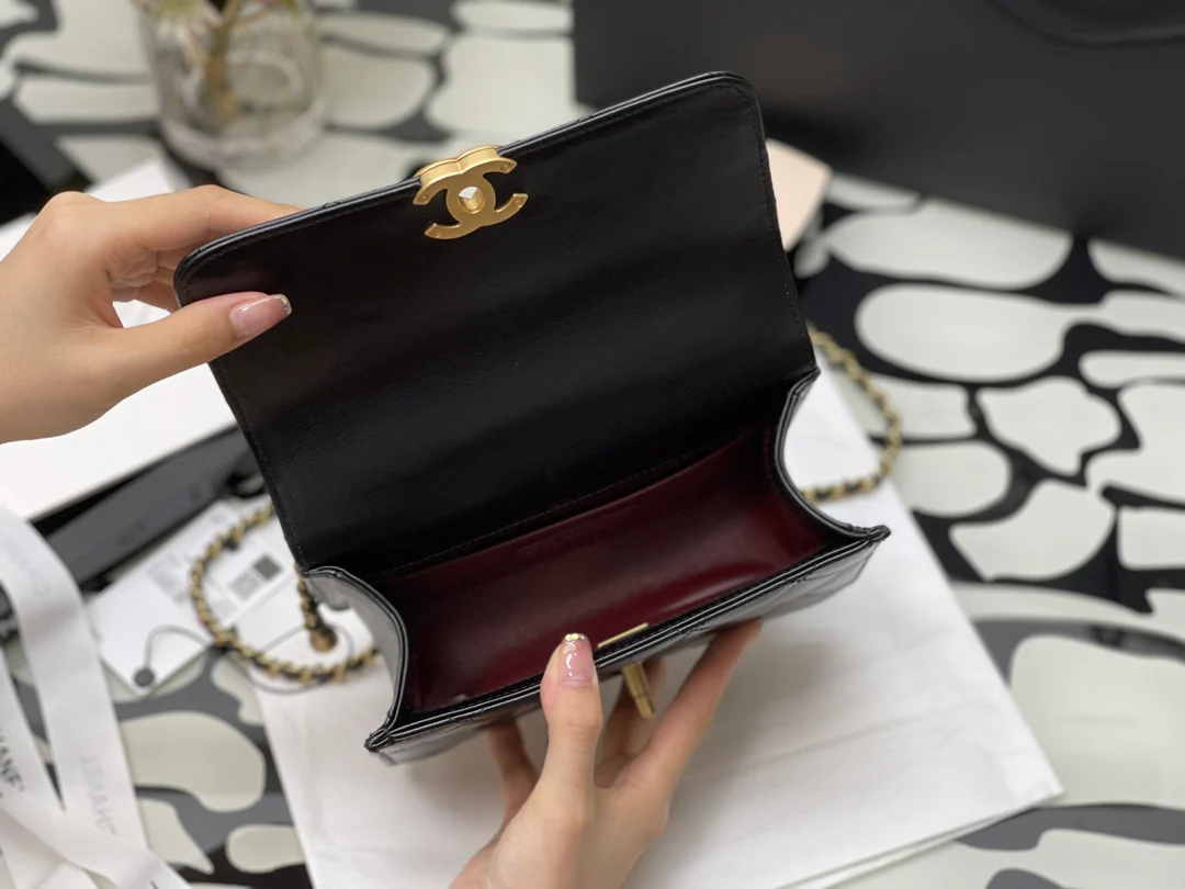 Сумка Chanel Double Gold Ball Flap Bag - 19 см - из черной овечьей кожи с золотой фурнитурой.