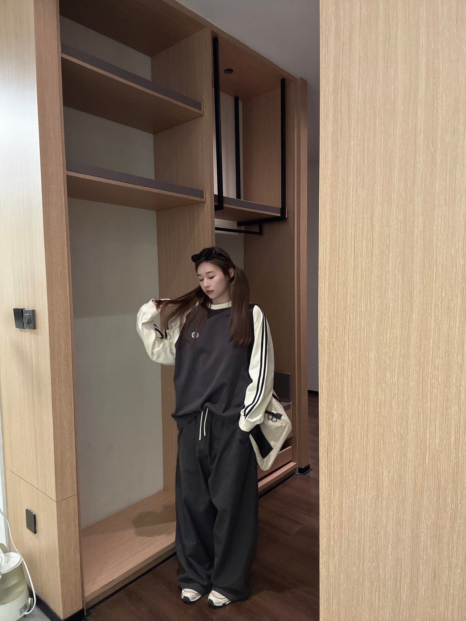 Футболка Chanel 2403 Little Beige с вышитой этикеткой, рукав реглан, с длинным рукавом