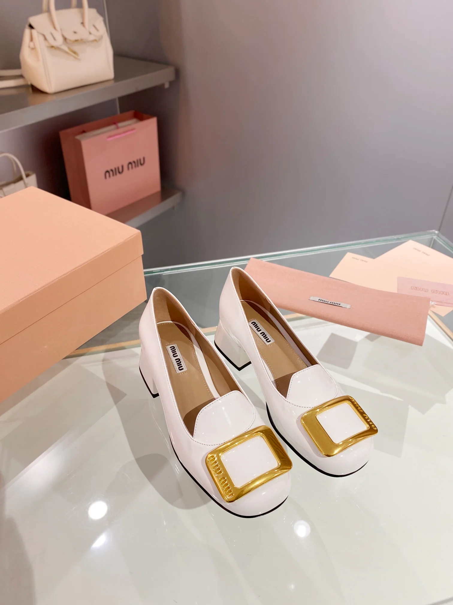 Новинка весны 2023 года от Miu Miu - Туфли на массивном каблуке с закрытым носком - Белые