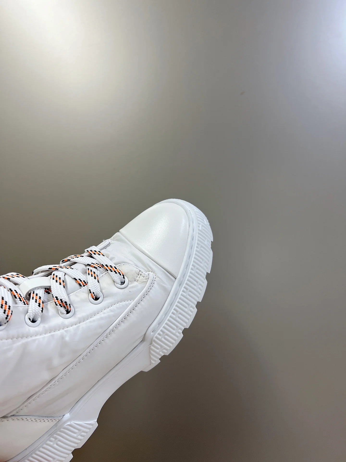 Новинки осенне-зимней коллекции Hermes 2022: короткие сапоги и пуховые сапоги.