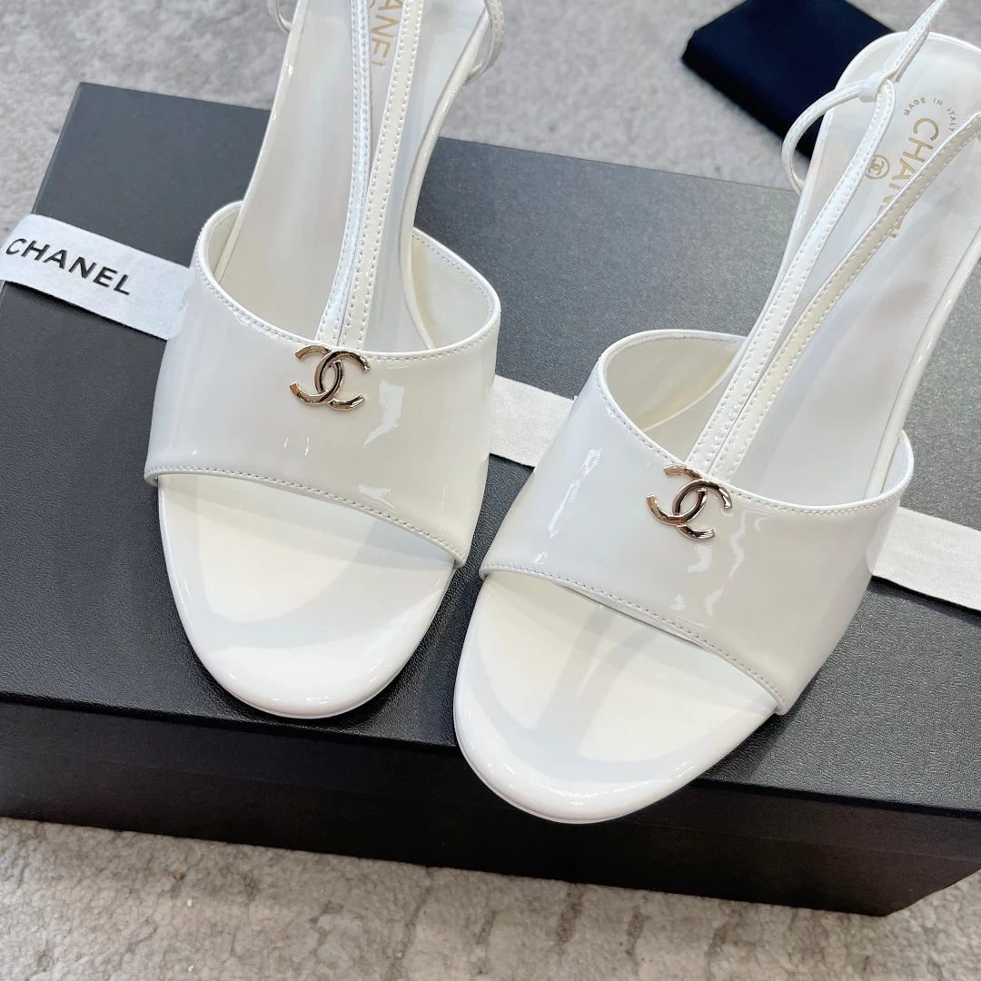 Новинка сезона весна/лето 2023 от Chanel - Босоножки на среднем каблуке с жемчужным верхом - Белые