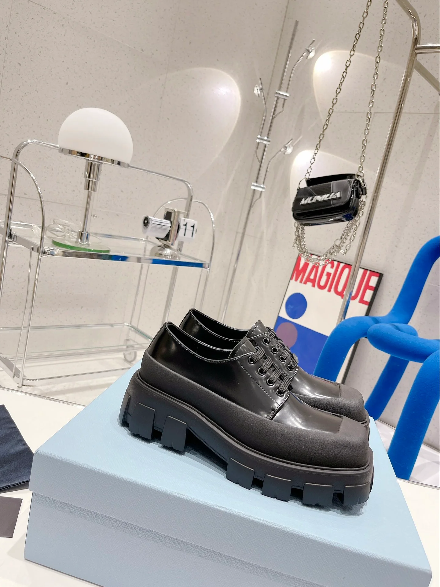 Новинка Prada 2022 года - лоферы на платформе с квадратным носком.