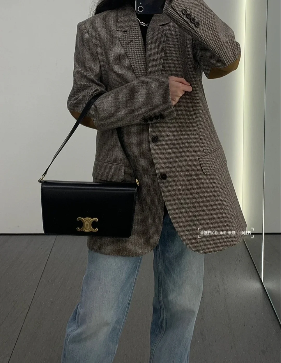 Сумка Celine Triomphe из глянцевой телячьей кожи с принтом под канвас — черная — на фото.