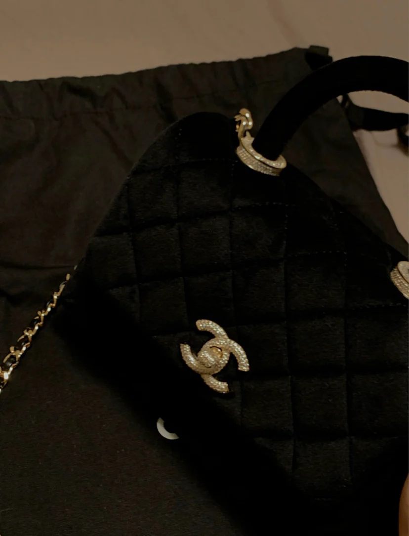 Мини-сумка Chanel Coco Handle из черного бархата с бриллиантовой пряжкой