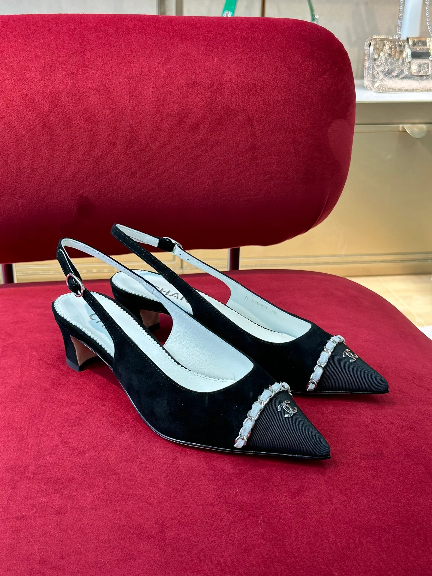 Замшевые босоножки Chanel на низком каблуке с цепочкой