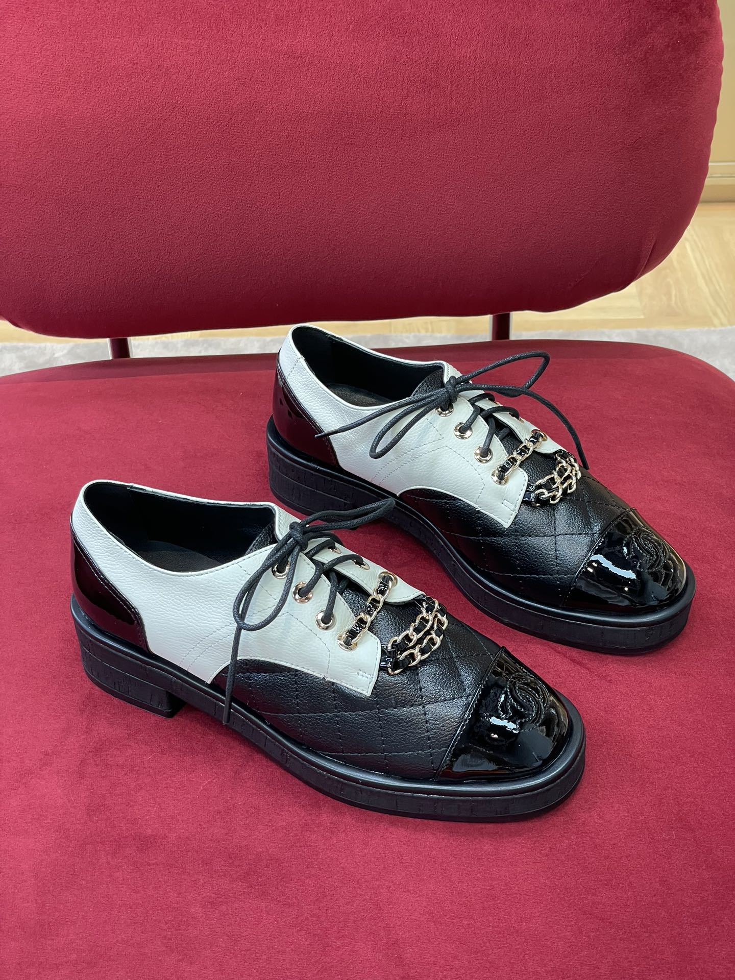 Кожаные туфли Chanel с цепочками — белые и черные