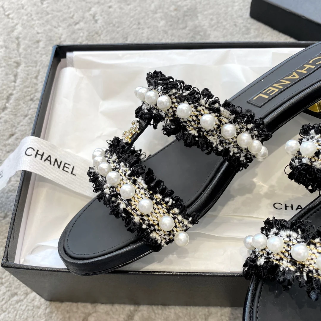 Новинка сезона весна/лето 2023 от Chanel - Тапочки из овечьей кожи с жемчугом - Черные