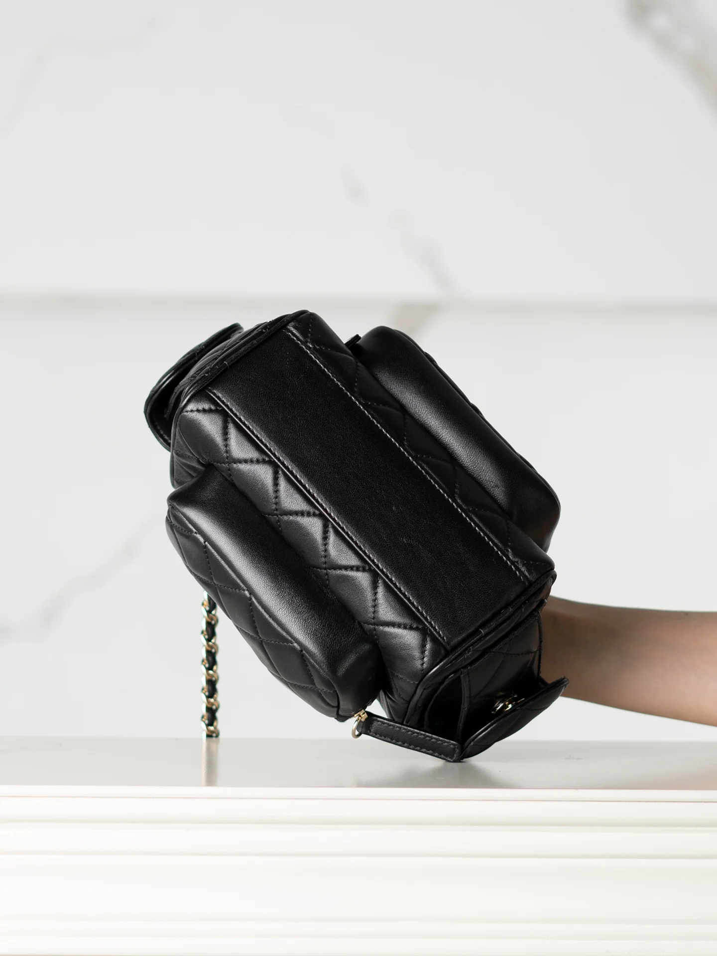 Маленькая многофункциональная сумка для фотоаппарата Chanel из 24-каратного золота — черная.