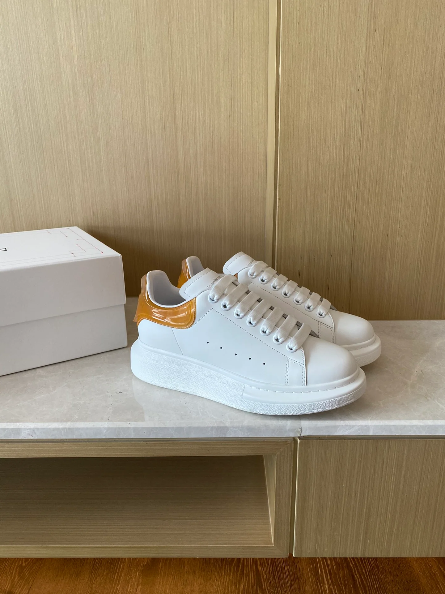 Классические белые кроссовки McQueen - на каблуке-резинке - оранжевые