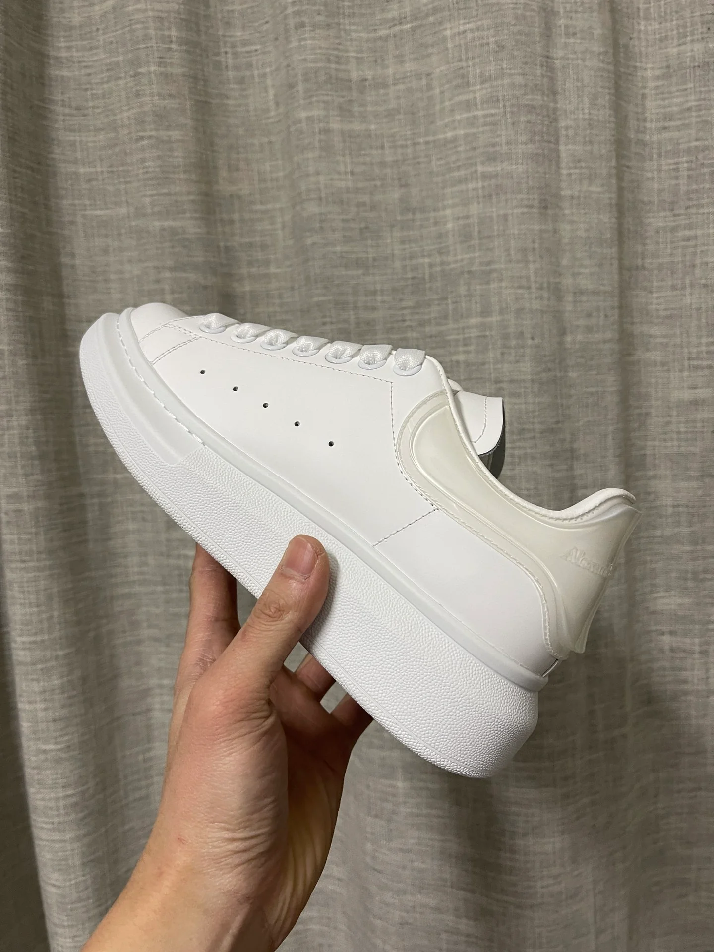 Классические белые кроссовки McQueen - унисекс - белые с мягким каблуком - премиум-издание