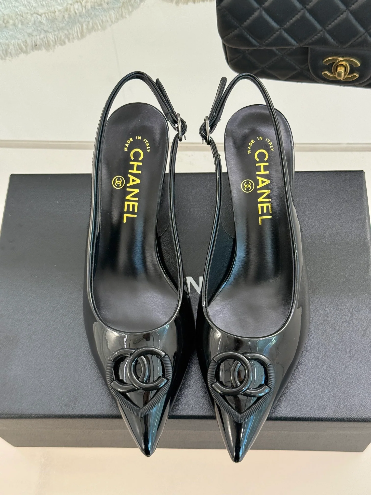 Босоножки Chanel 2024 с острым носком в форме сердца на низком каблуке - черные