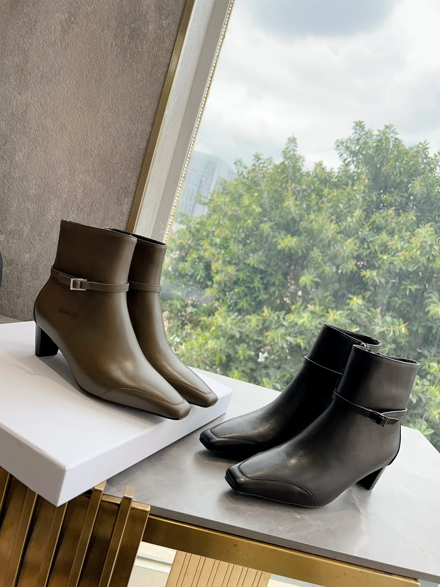 Новинка с показа Celine осень/зима 2023 — мотоциклетные ботильоны.