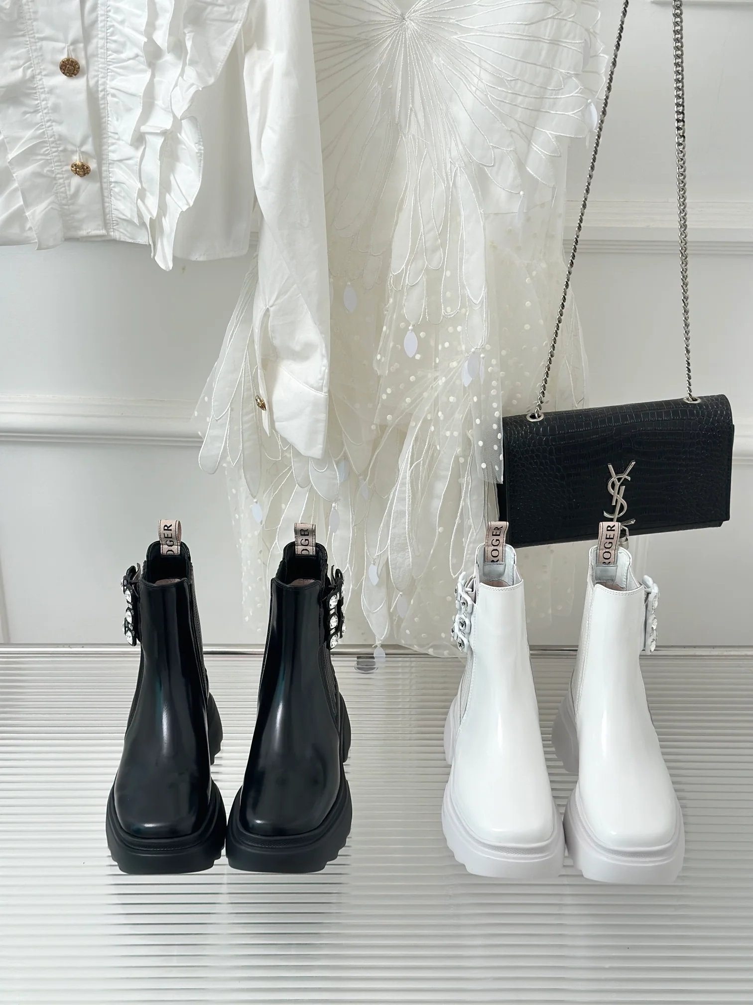 Обувь RV Shoes - Новинка сезона осень/зима 2023 - Ботильоны с квадратной пряжкой и стразами - Белые