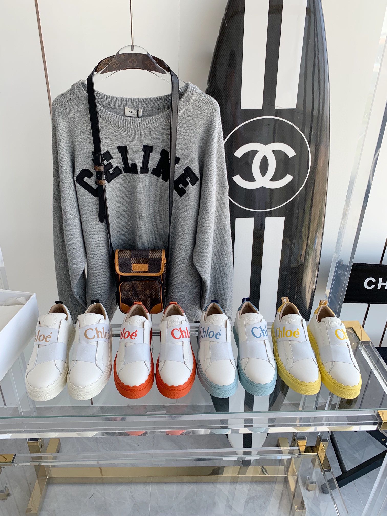 Коллекция белых кроссовок Chloe