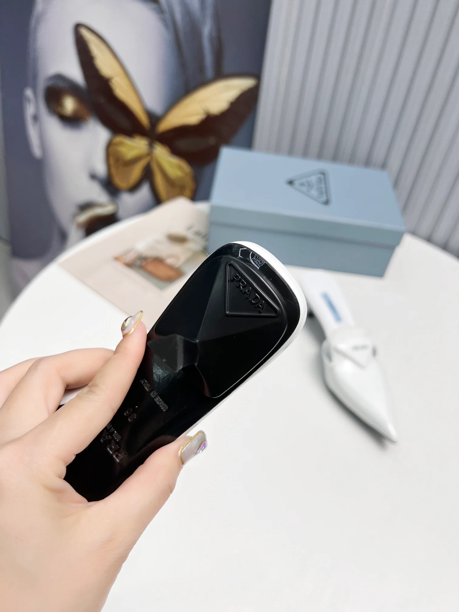 Prada - Белые туфли на каблуке с острым носком