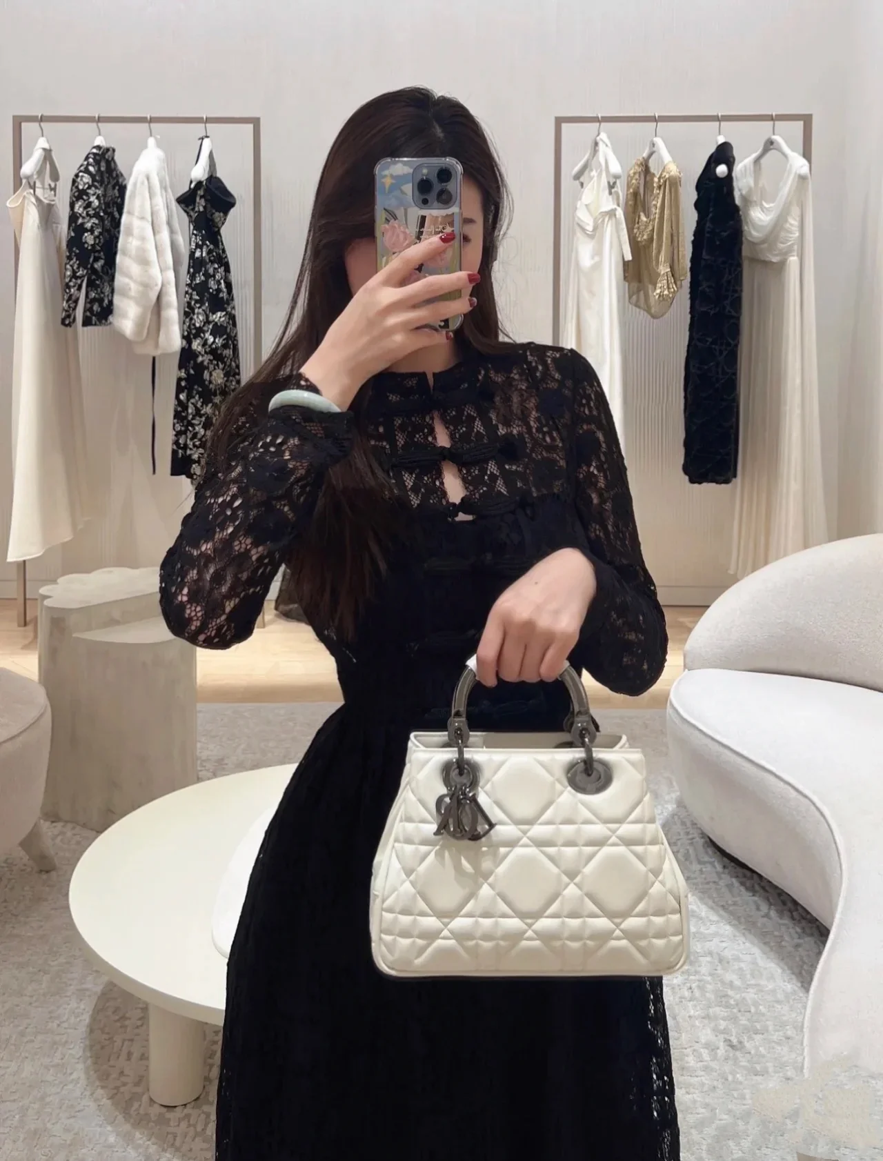 Сумочка Dior 95-22, маленькая, белая с серебряными и черными пряжками.