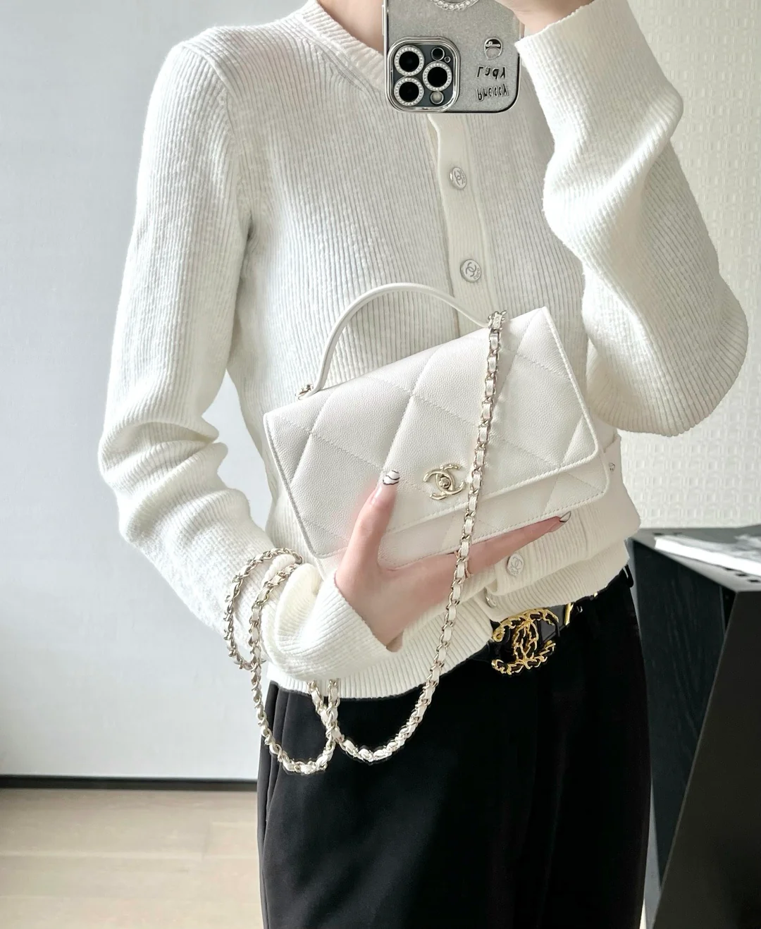 Сумка Chanel WOC из 25-каратного золота с цепочкой и ромбовидным узором, фурнитура из светлого золота, белого цвета.