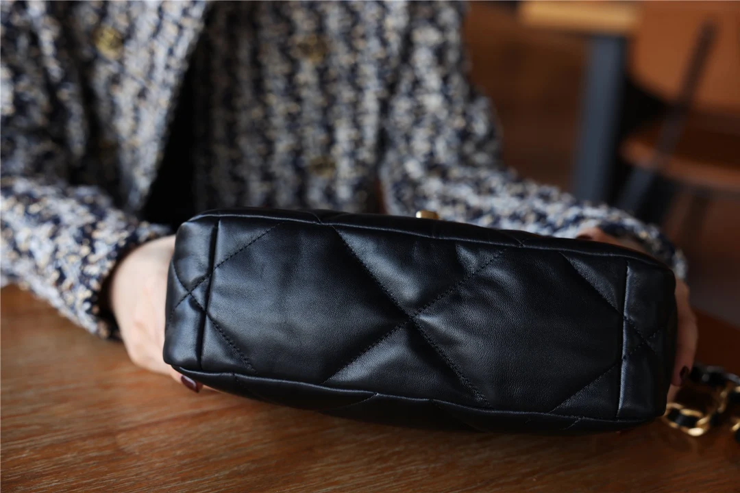 Сумка Chanel 19 — черная с золотой фурнитурой — маленькая