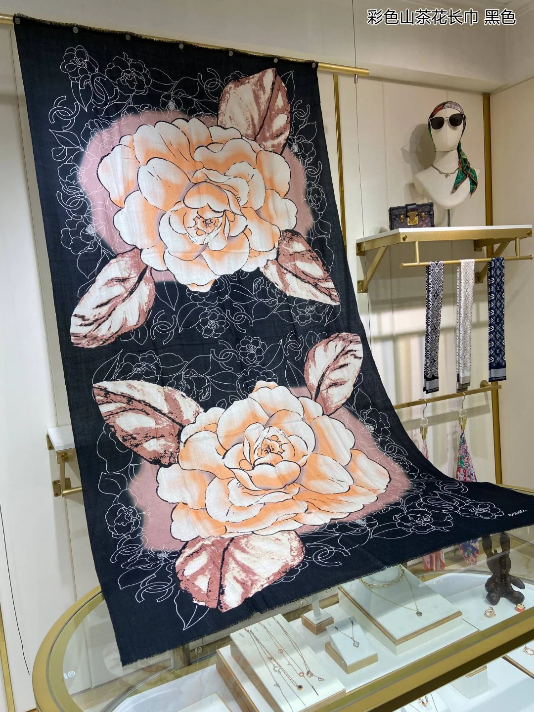 Chanel - Длинный шарф с яркими камелиями - 110-200 см - 100% - Кашемир премиум-класса