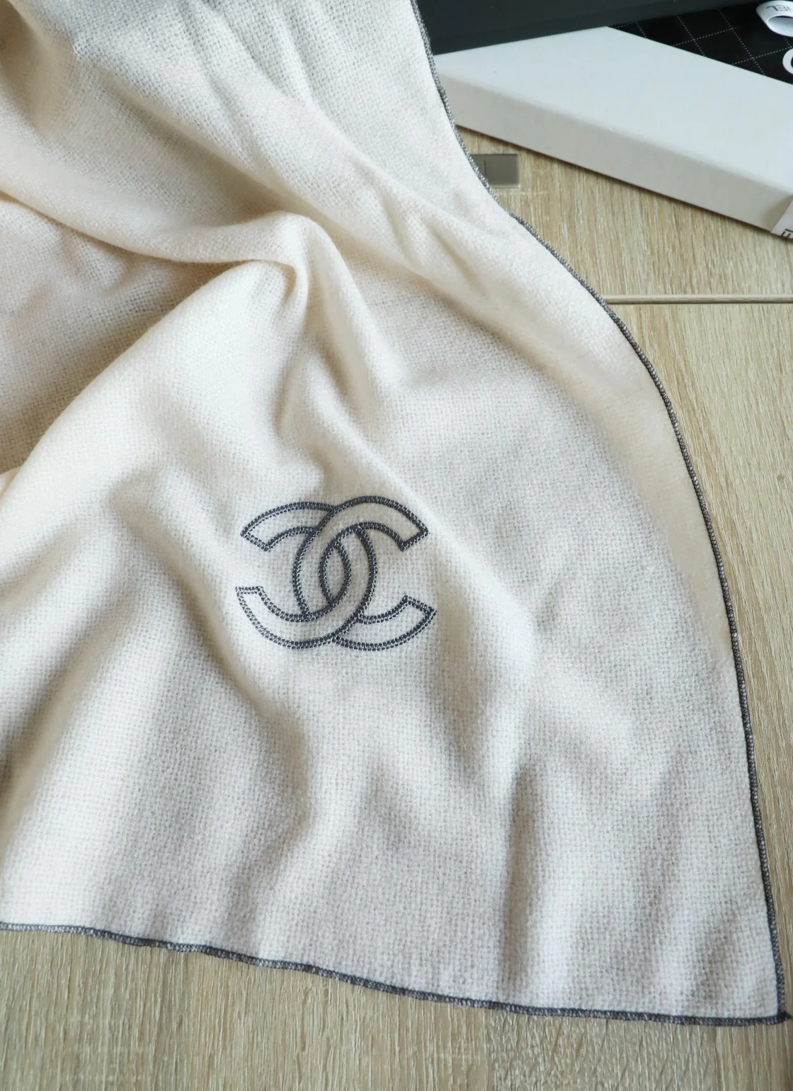 Шарф Chanel с контрастной каймой, 100-200 см, из овечьей шерсти, белый.