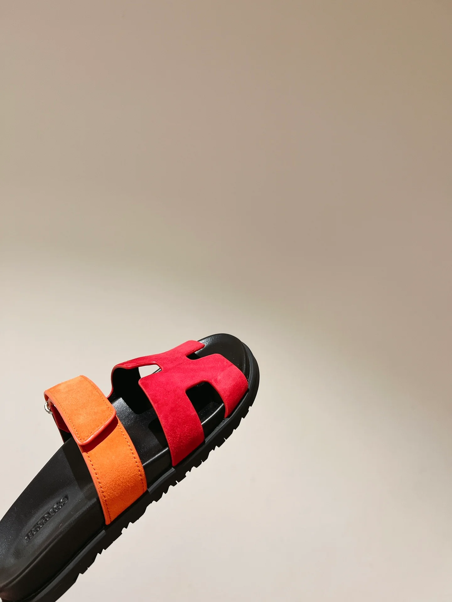 Тапочки Hermes из кожи и овечьей кожи с отделкой - оранжево-красные.