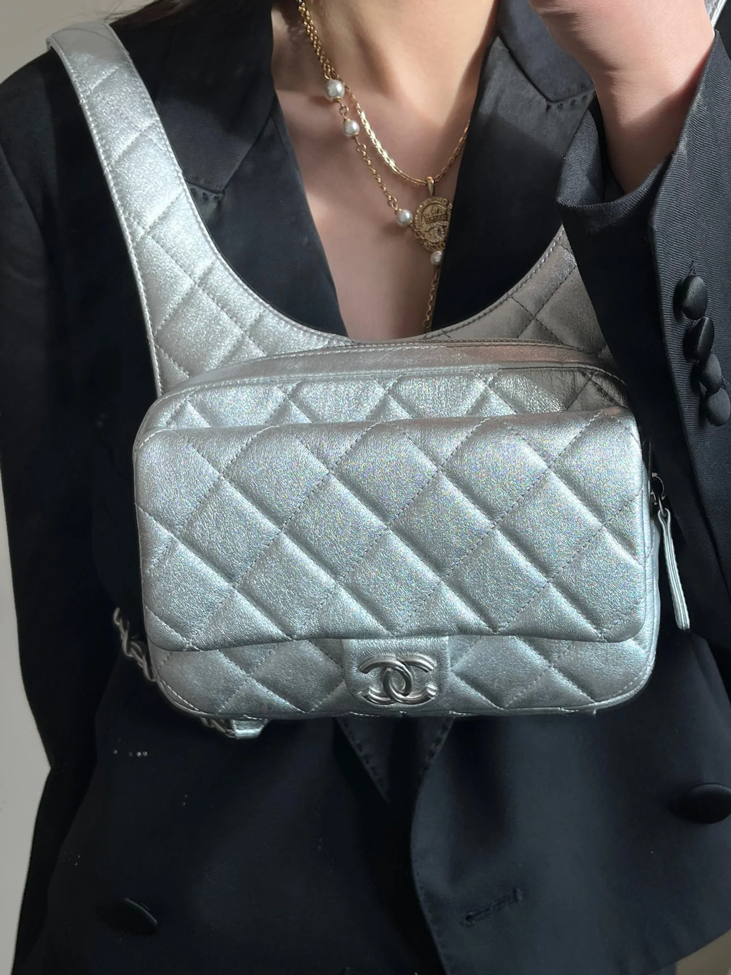 Новая коллекция Chanel весна/лето - сумка-хобо - сумка-мессенджер в стиле хиппи - серебристая