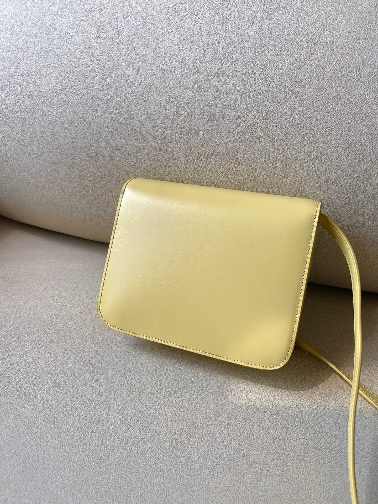 Сумка Celine Box-Tteen из полированной телячьей кожи — желтая.