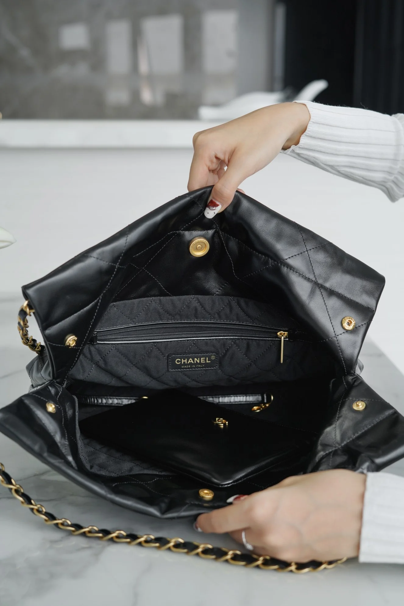Сумка Chanel 22p 22bag, маленькая, черная, с серебряной пряжкой.