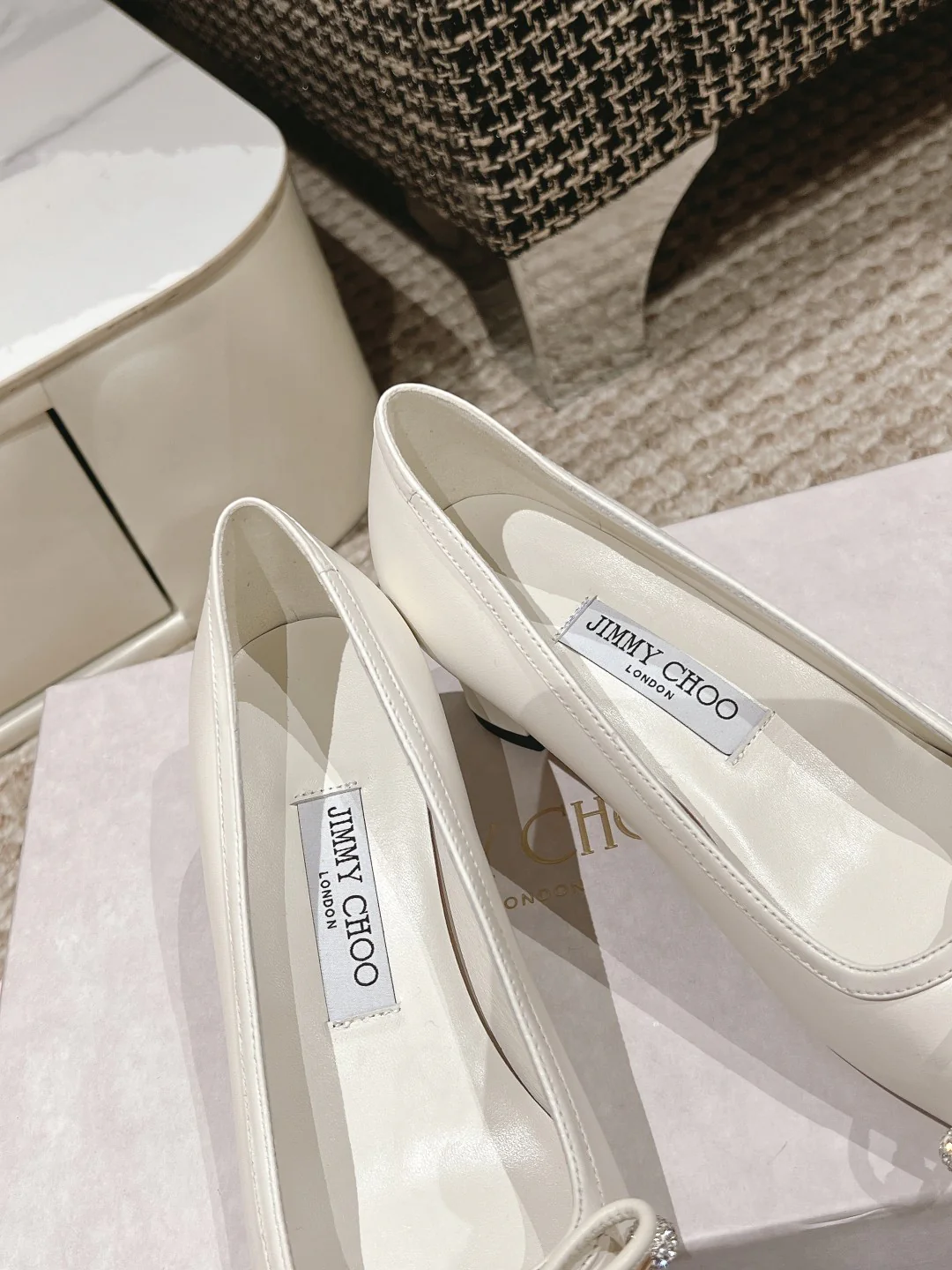 Jimmy - Простые туфли на низком каблуке с острым носком - Белые