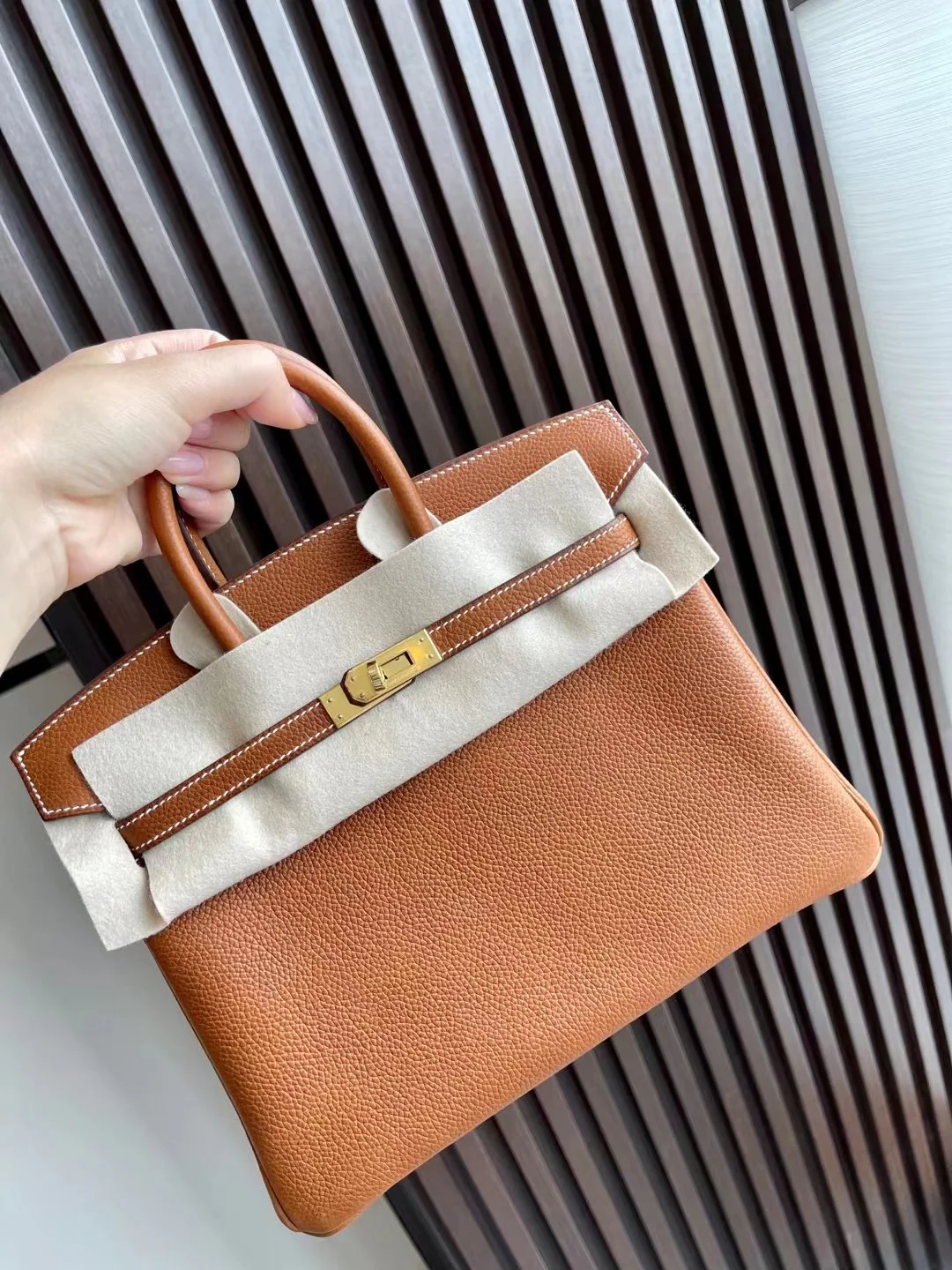 Сумка Hermes Birkin 25/34, каштаново-коричневая, фурнитура золотистого цвета.