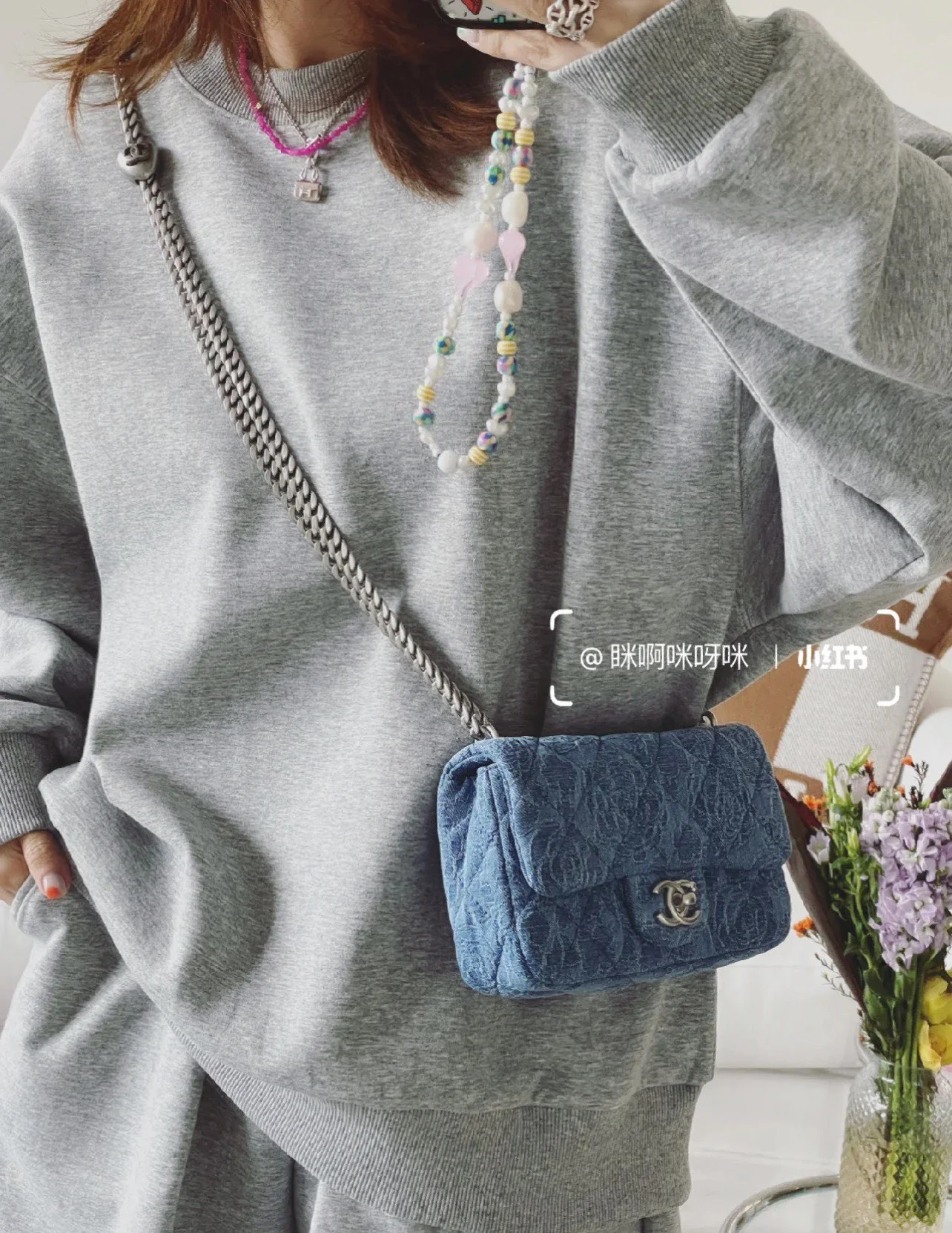 Коллекция Chanel Весна/Лето 2023 - Пряжка в виде сердца с камелией из денима - Квадратная - Светло-голубая серебристая пряжка - 19 см