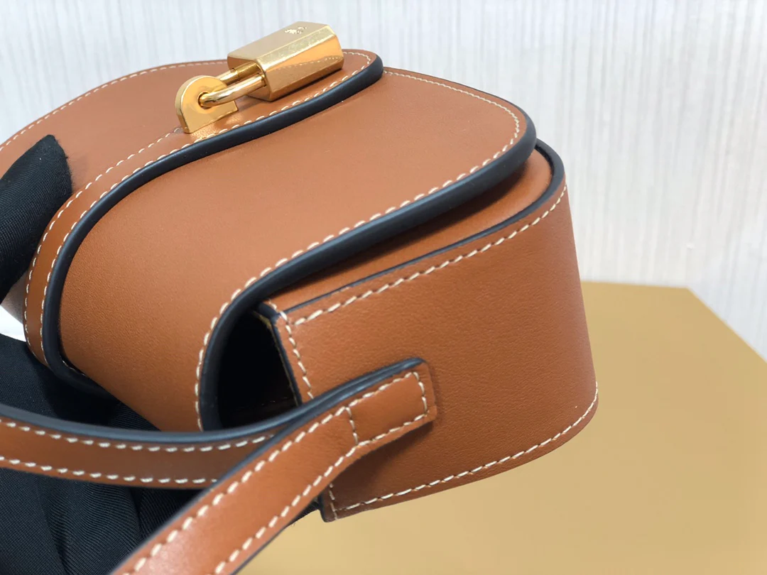 Мини-клатч Celine Tabou с плечевым ремешком в форме замка — коричневый — из гладкой коровьей кожи.