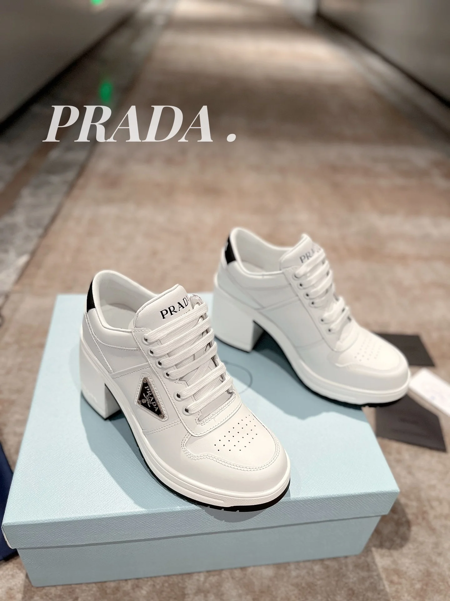 Новинка весны 2022 года от Prada - Спортивные туфли на массивном каблуке - Белые