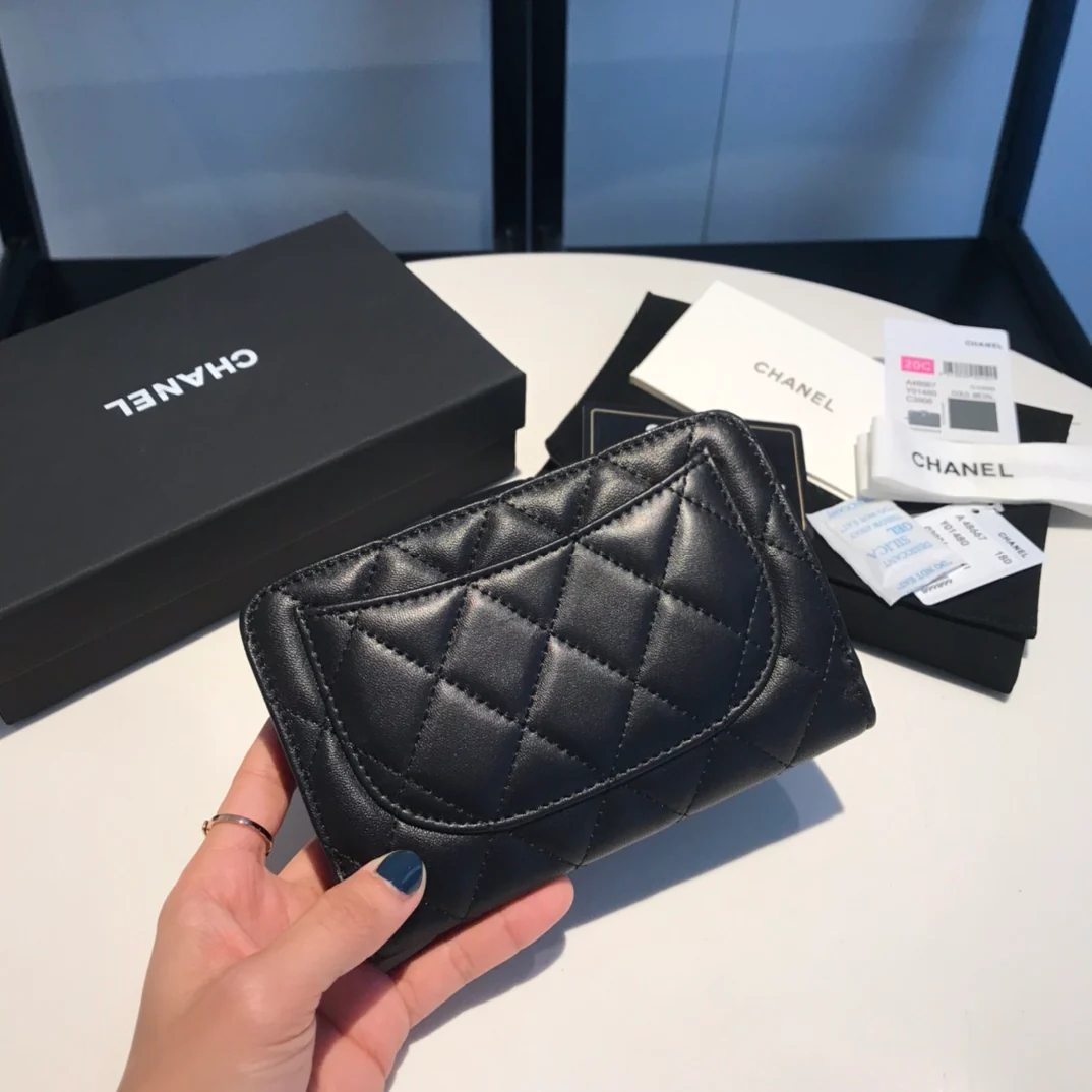 Кошелек средней длины Chanel серии CF — из черной овечьей кожи с серебристой фурнитурой.