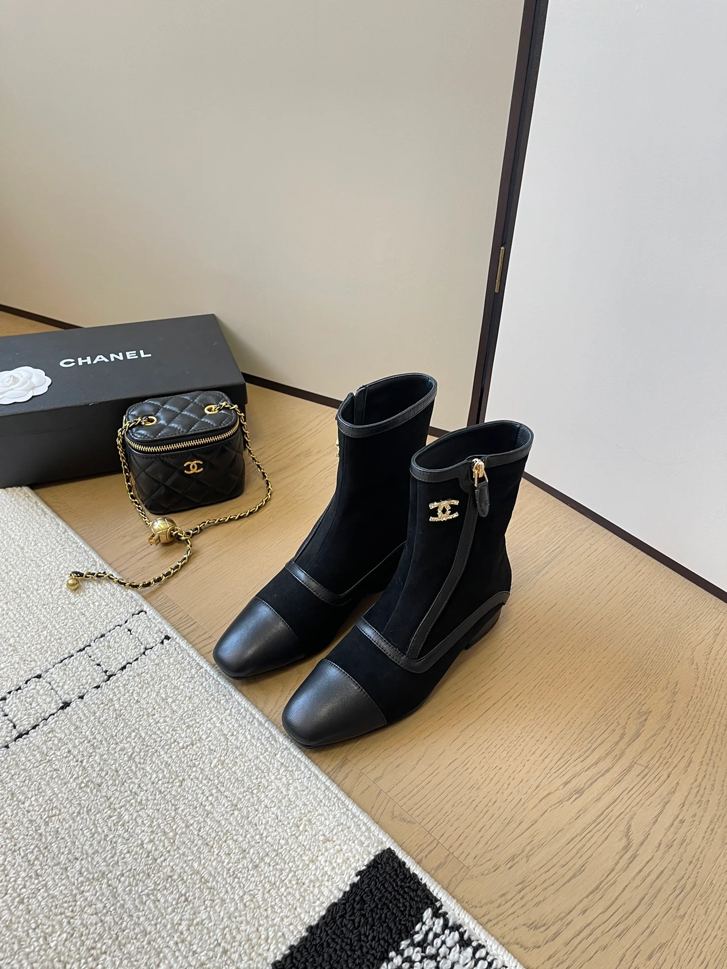 Ботильоны Chanel 2024 с острым носком - черные