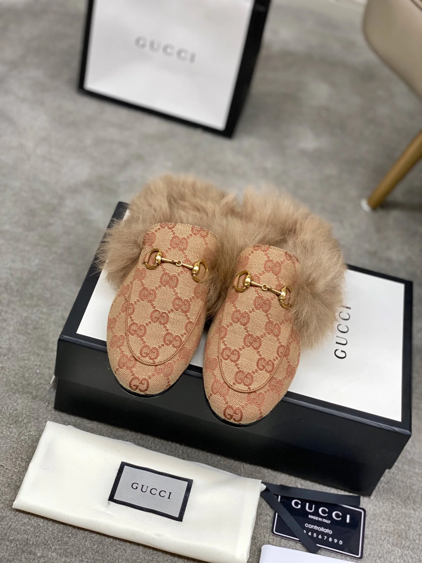 Бутик Gucci 2020 - Последние модели с подиума - Меховые тапочки - Монограммный узор - 1